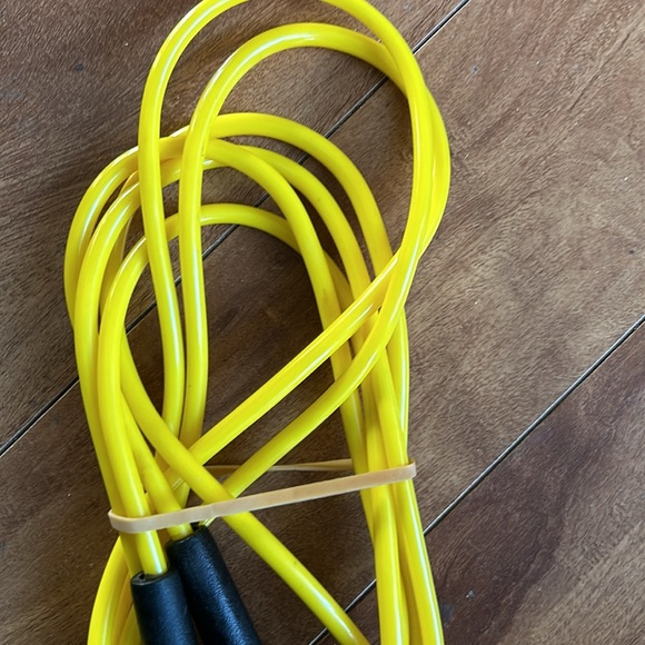 🌟FREE ADD-ON💥 ⭐️ Yellow/Black Exercise Jump Rope - Picture 2 of 3